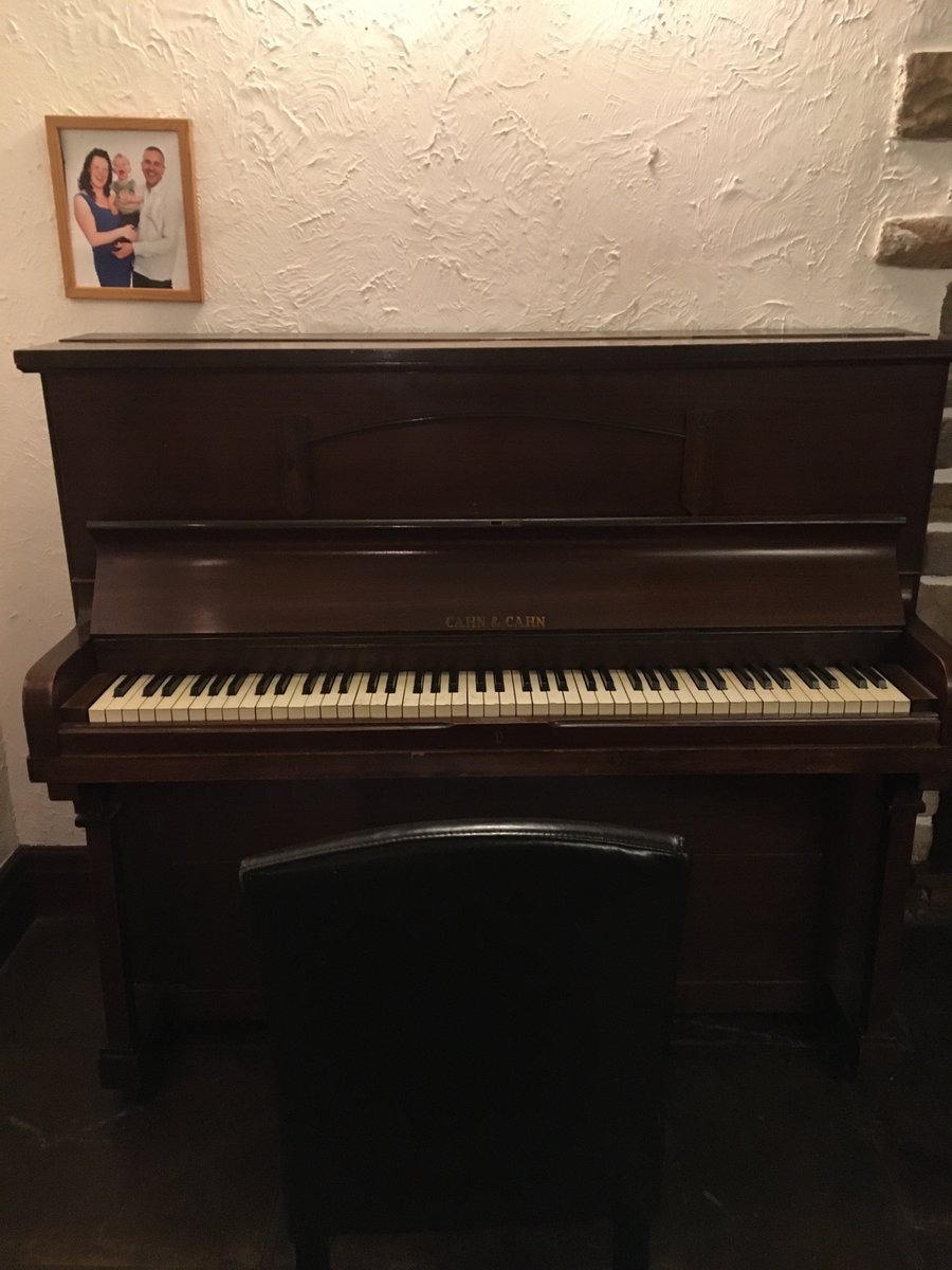 dremmag's tweet image. We have a piano! #lifegoals #music #needlessons