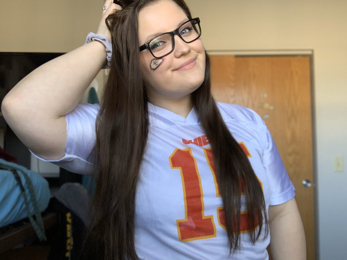 alainab_1127's tweet photo. if you haven’t heard, it’s game day 💛❤️🏈 #ChiefsKindgom #SuperBowl2020 #SuperBowlLIV #ChiefsSBWeek #chiefsmas https://t.co/bumS3b69vT
