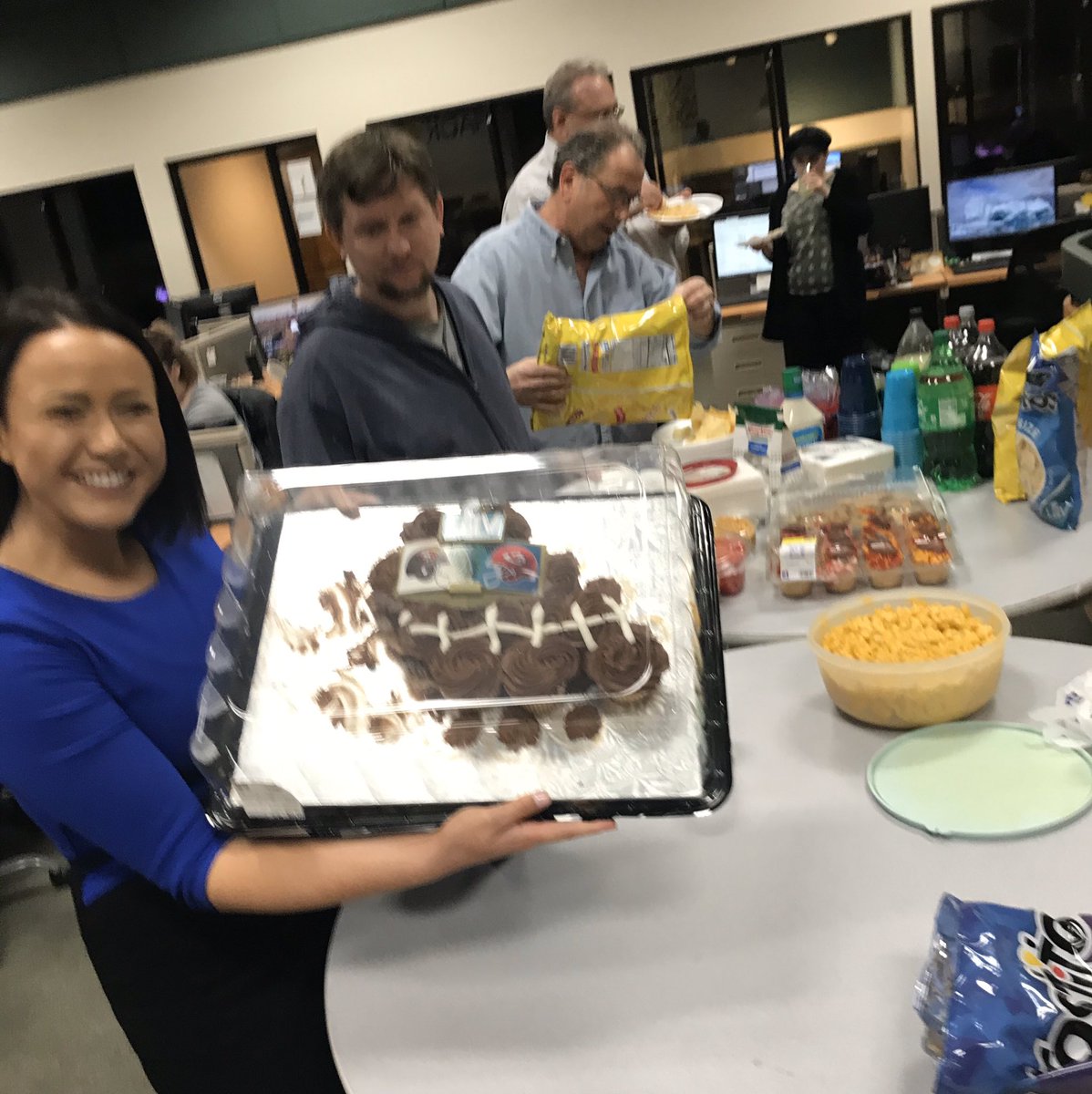 newschannelnine's tweet image. Happening now in the newsroom! #SnackMode