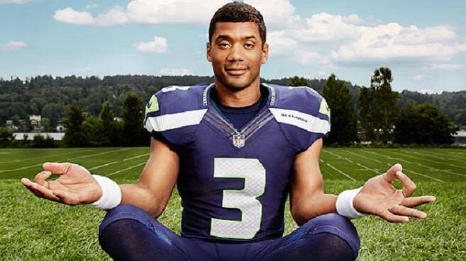 MatTemploo's tweet photo. Jugadores de la @NFL de equipos como @Seahawks @dallascowboys @patriots entre otros realizan entrenamientos de yoga, pues a diferencia de un entrenamiento lineal, esta practica ayuda a las articulaciones multidireccionales como codos, muñecas, tobillos, cadera y hombros. https://t.co/2dOpx9u838