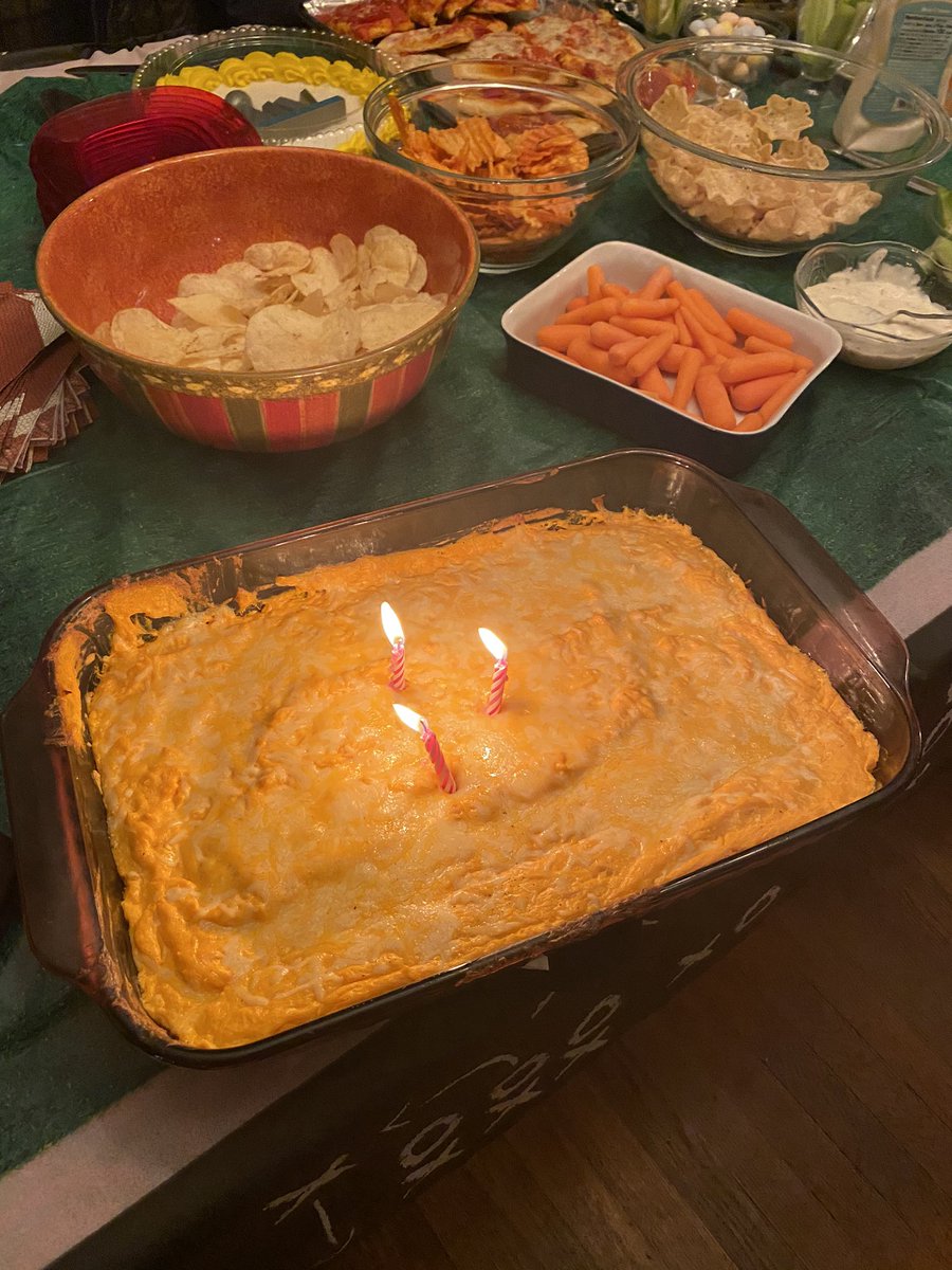 connor_depofi's tweet photo. When your in charge of making your Grandmas birthday cake, but it’s Super Bowl Sunday https://t.co/qZKiEVeCQ1