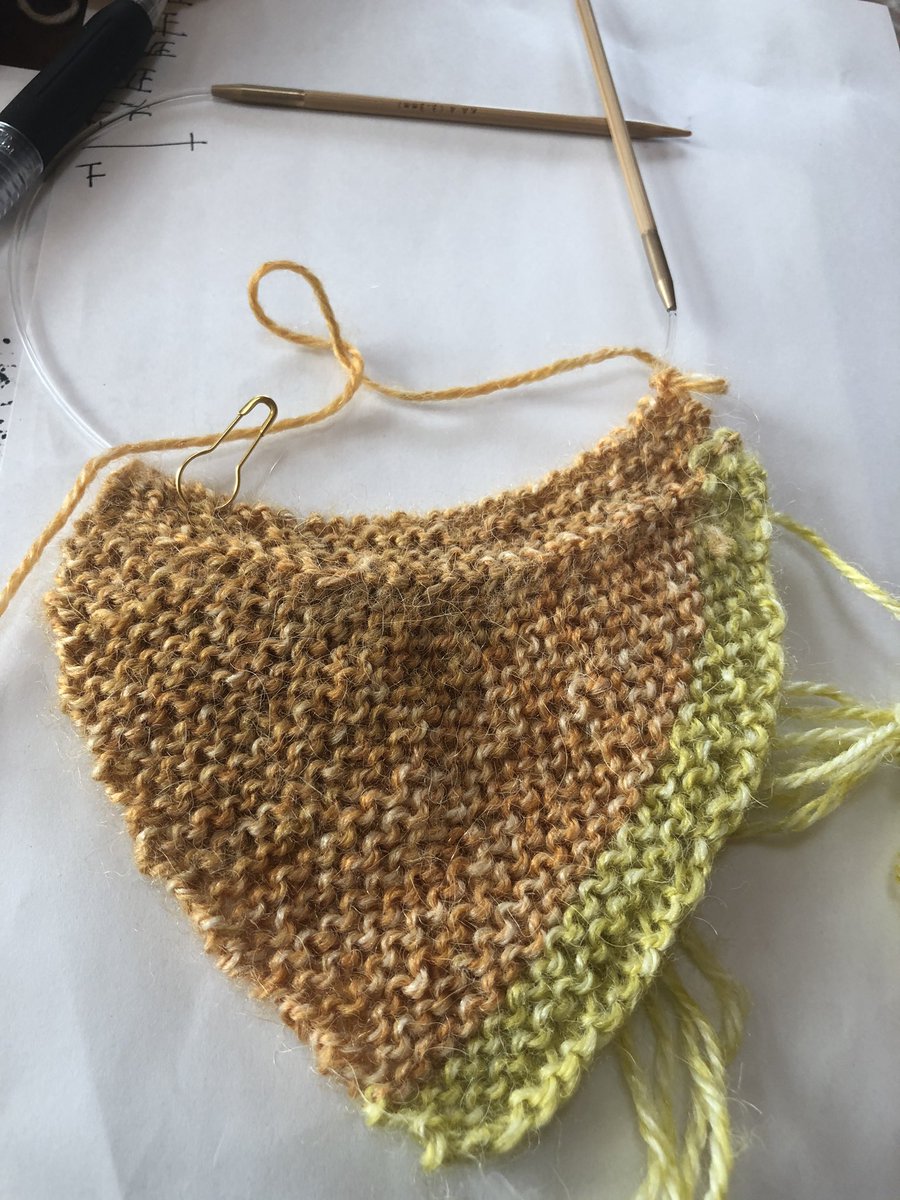 ドイツ式の引き返し編みでスヌードかマフラーにしようと思って、まずは最初の模様の半分が編めました。なお、これであってるのかは不明…そろそろオレンジ色から黄色？に変わります。