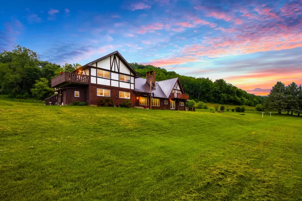 vrbo's tweet photo. ...but did you know Winona is real and you can actually go there? https://t.co/WTTmG3kJTj https://t.co/TRH3RA3CBy