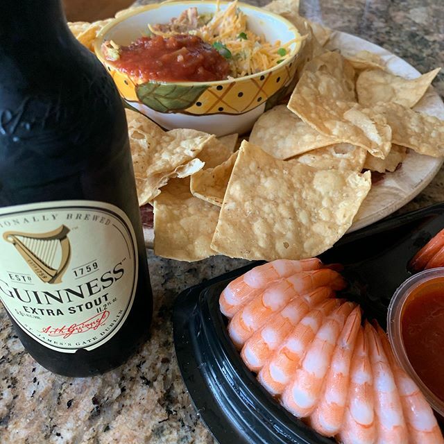 Reenie_Hutton's tweet photo. ...And this is how I do football! It’s all about the snacks!
.
.
#superbowl2020 #chips #dip #shrimp #GuinessExtraStout #beer #sevenlayerdip #football #foody #yum https://t.co/8km6nEVRLU https://t.co/0psvWNvKGL