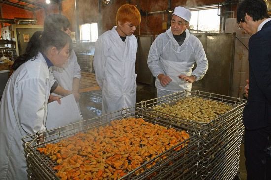 北海道新聞 報道センター ホタテ節 未利用部位でホタテ節 年度にも商品化 羅臼の加工業者と酪農大 貝柱加工の際に出るホタテの卵巣と精巣を活用 あまり利用の進んでいない副産物の新たな活用策として期待 羅臼 のりとも朝倉商店 酪農学園 北海道新聞 報道センター ホタテ節 未利用部位でホタテ節 年度にも商品化 羅臼の加工業者と酪農大 貝柱加工の際に出るホタテの卵巣と精巣を活用 あまり利用の進んでいない副産物の新たな活用策として期待 羅臼 のりとも朝倉商店 酪農学園