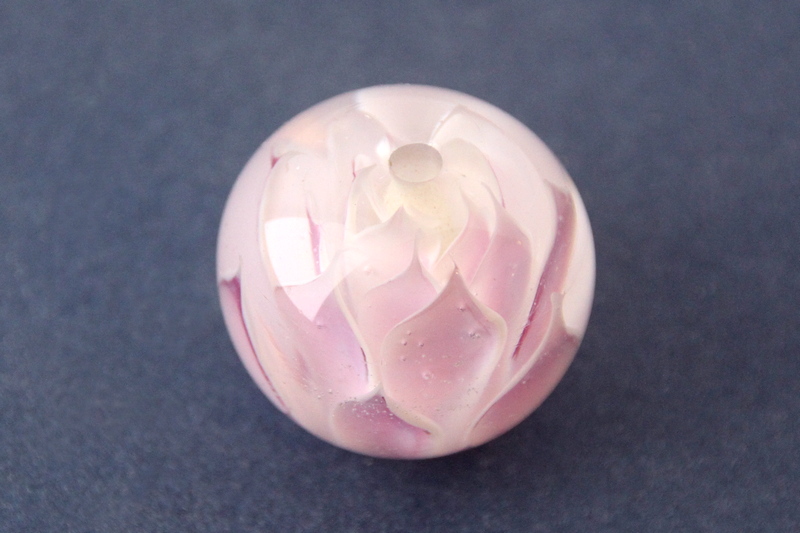 今日の一品。 「蓮 -淡桃-」 金赤というとても綺麗な赤を淡く使って