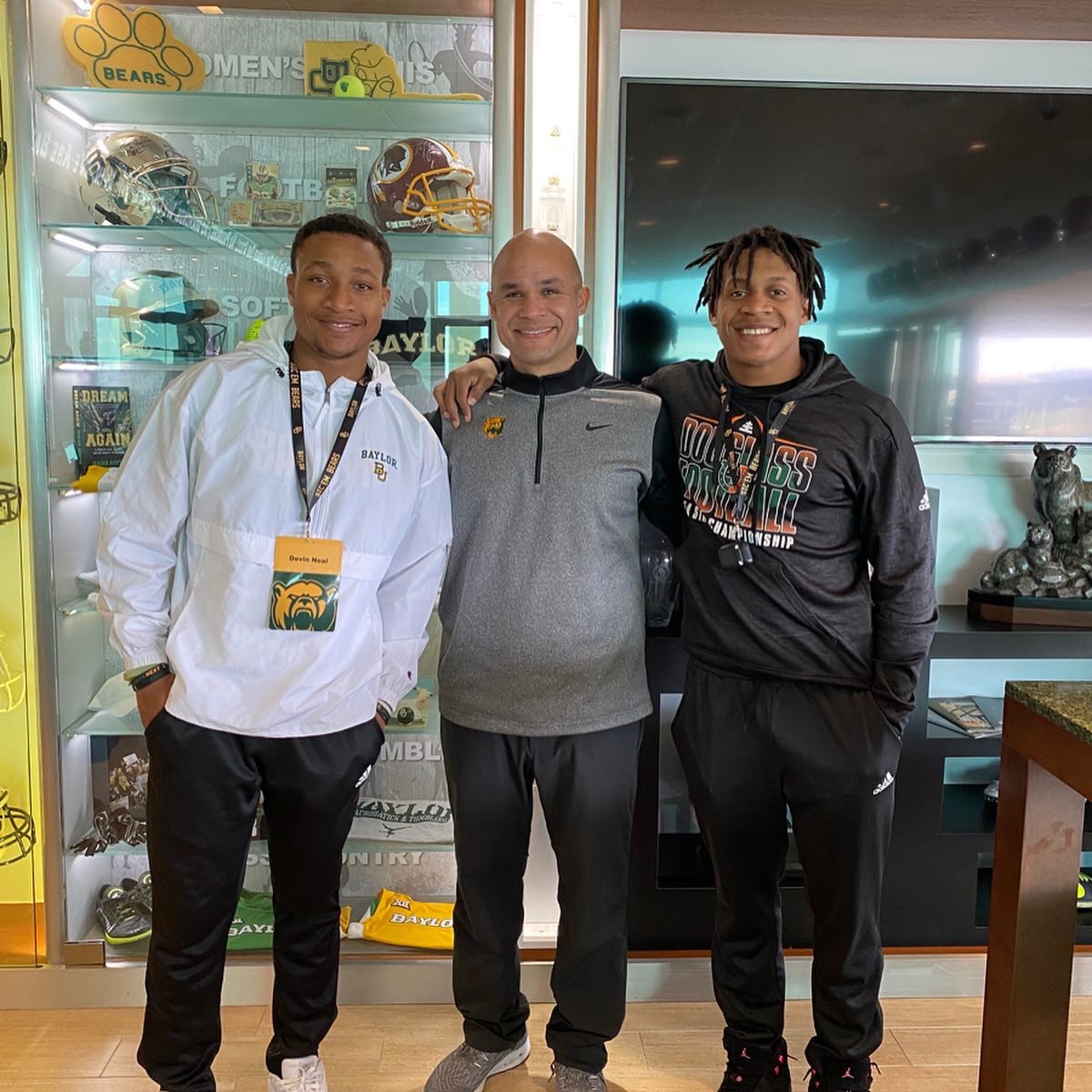 DevinNealjr1's tweet photo. Glad to be back @BUFootball and thankful to meet @CoachDaveAranda #SicEm 🐻 https://t.co/HXX6dMiFDm
