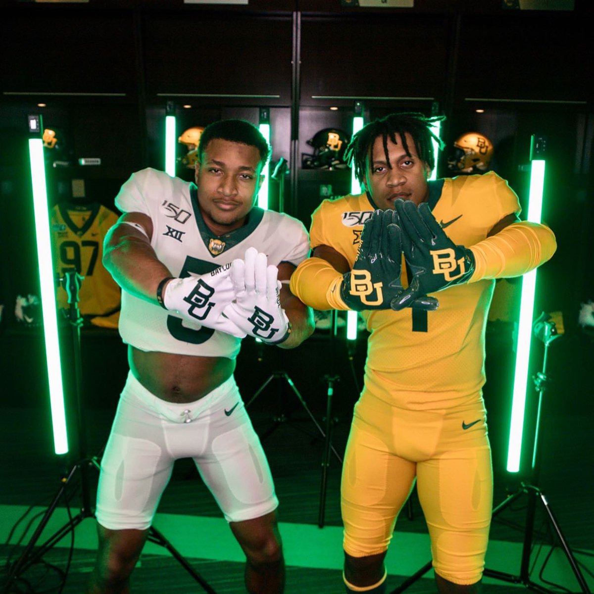 DevinNealjr1's tweet photo. Glad to be back @BUFootball and thankful to meet @CoachDaveAranda #SicEm 🐻 https://t.co/HXX6dMiFDm