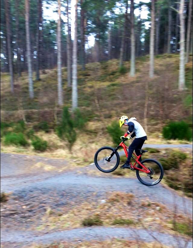 Fantastic afternoon @ Aboyne’s (Bell Wood) Bike Park, forgot how much fun jumping a table top was! 🤘