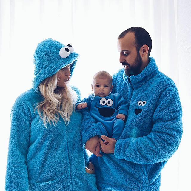 COOKIE MONSTER FAMILY 🍪
Ya sabeis que no somos una familia normal, y nuestro primer retrato no podía ser otro que éste! .
.
Toda juntos con nuestros pijamas molones, y mi baby estaba super fotogénico! #amorpuro .
.
.
#dollactitud #family #familia #hmxme #hm #cookiemonster #m…