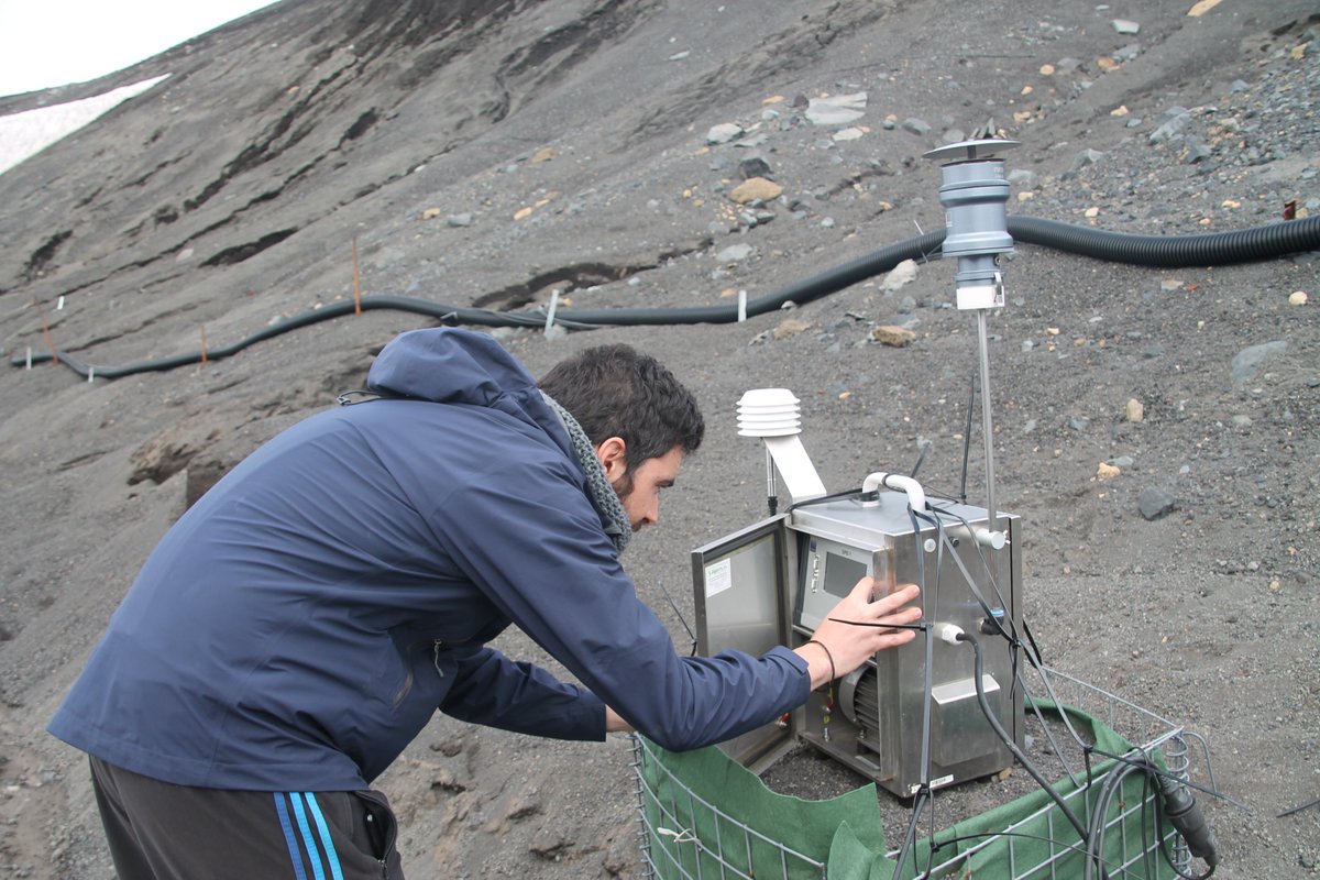 AntartidaCA3's tweet photo. Domingo de desconexión donde se ha aprovechado para continuar trabajando en futuras publicaciones además de las labores diarias desarrolladas con el captador de bajo volumen. #staytuned #switchoff #antarcticscience #spanishscience #deceptionisland #antarctica #atmosphericaerosols https://t.co/CtwMYcBDDb