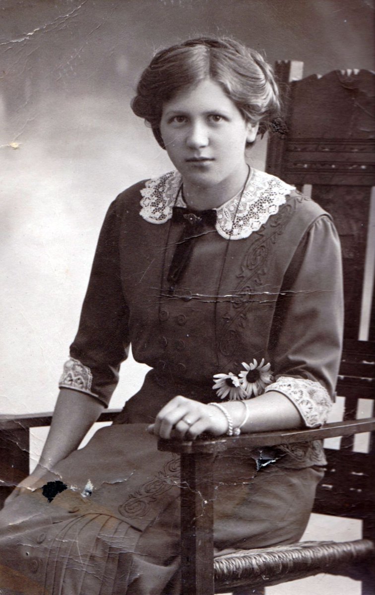 This is my maternal great grandmother Erna Merkisch. She kept a diary during the first months of #WW1 that I recently discovered. At this point I'm busy gathering information on all family members mentioned in the diary &amp; on former East Prussia. #uromaskrieg