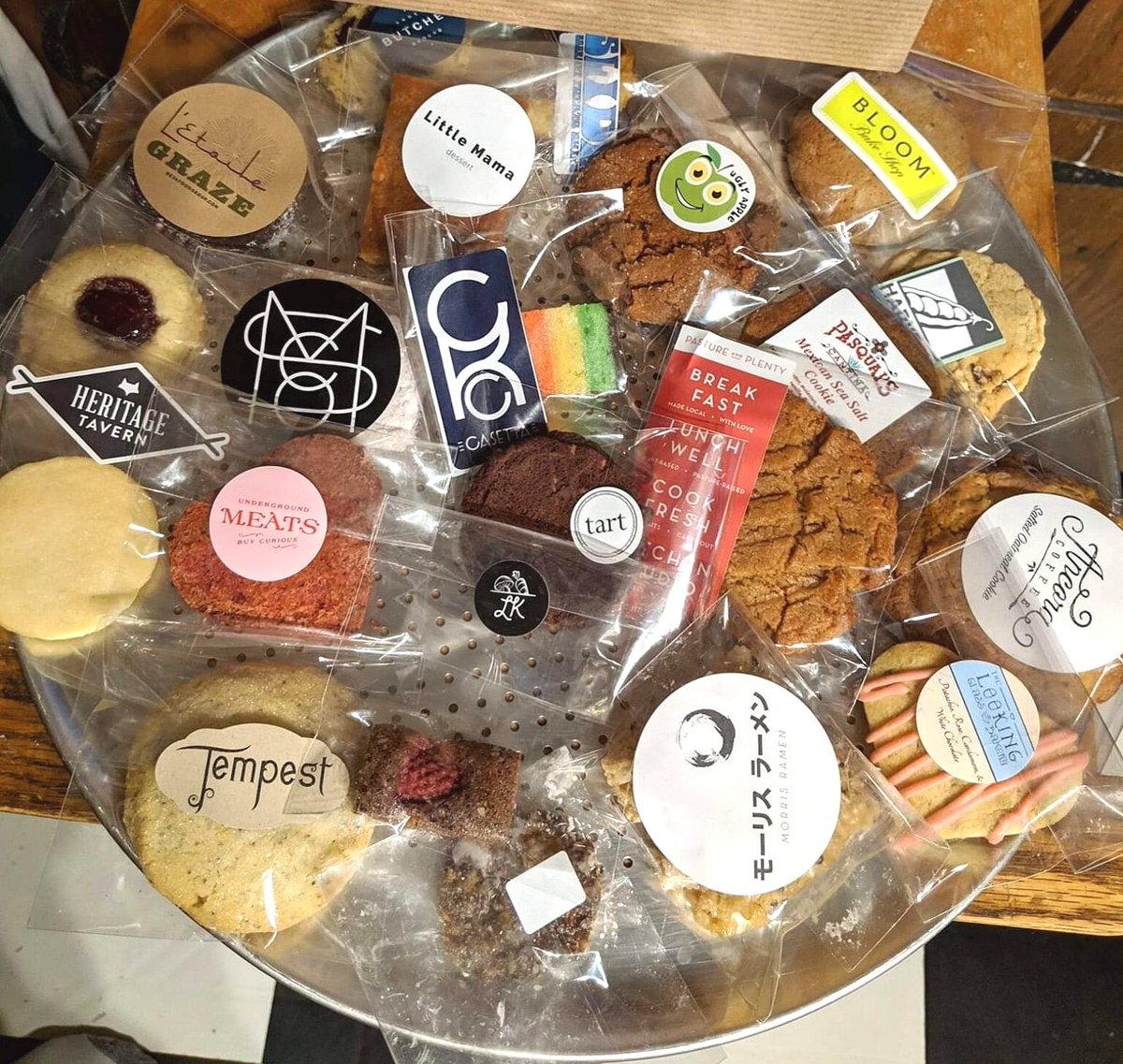 FrancescaHongWI's tweet photo. Oh hey! We got cookies for sale! 
Some of the best in the biz are makin delicious treats and the proceeds benefit @PPAWI. Hop to https://t.co/IAsPluXOf3 click #cookiegrab2020 and buy yer boxes before they're gone! #istandwithplannedparenthood https://t.co/rgFC62EBj7