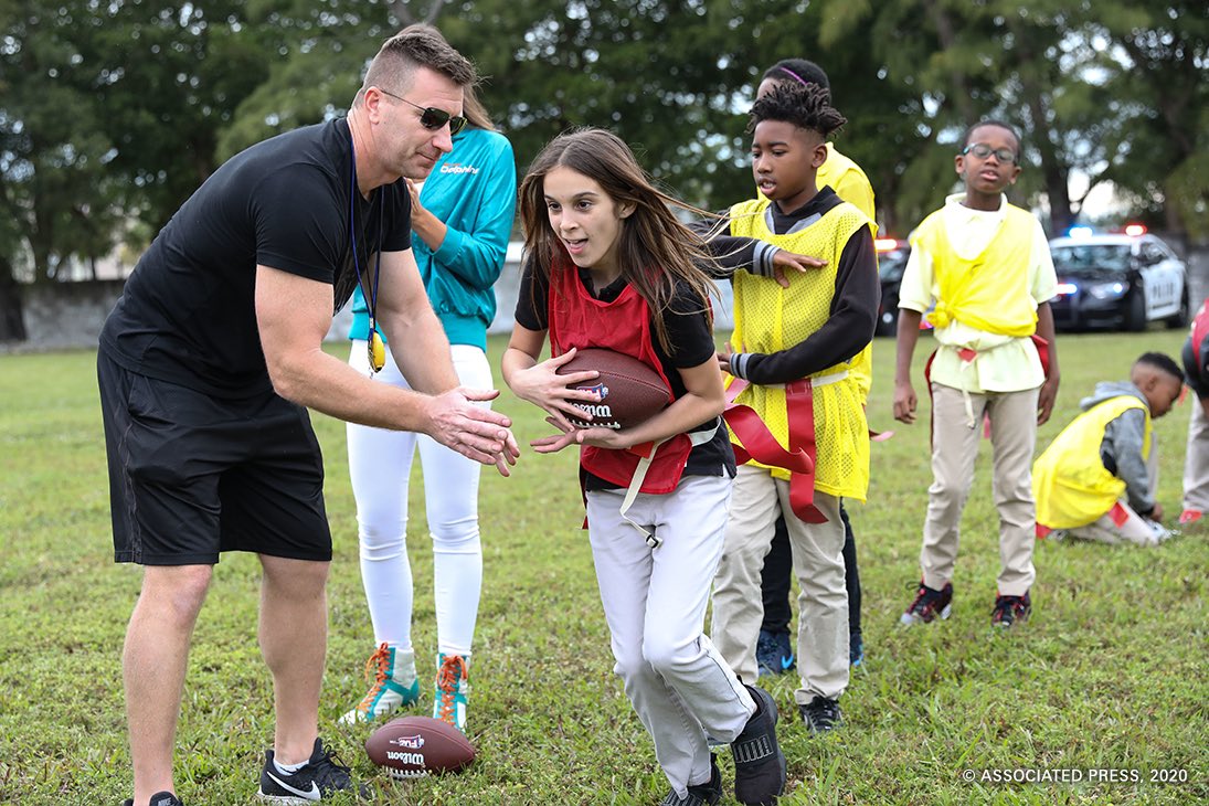 UNICEFUSA's tweet photo. These kids are MVPs in our book! 🏈 💪 

In the lead up to today’s big game, @nflplay60 and UNICEF USA kicked off a "Route to #SuperBowlLIV Challenge,” in which Miami @UNICEFKidPower schools received $1,000 grants to make a difference in their community. #NFLHuddlefor100 https://t.co/JWTMHv6693