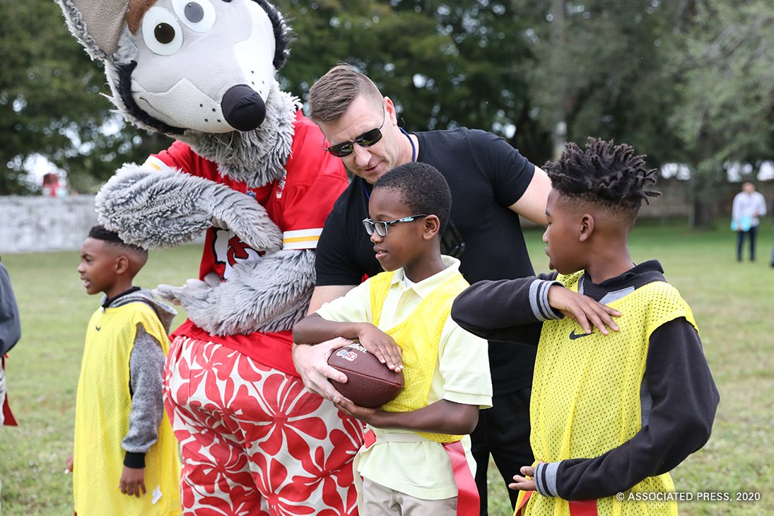 UNICEFUSA's tweet photo. These kids are MVPs in our book! 🏈 💪 

In the lead up to today’s big game, @nflplay60 and UNICEF USA kicked off a "Route to #SuperBowlLIV Challenge,” in which Miami @UNICEFKidPower schools received $1,000 grants to make a difference in their community. #NFLHuddlefor100 https://t.co/JWTMHv6693