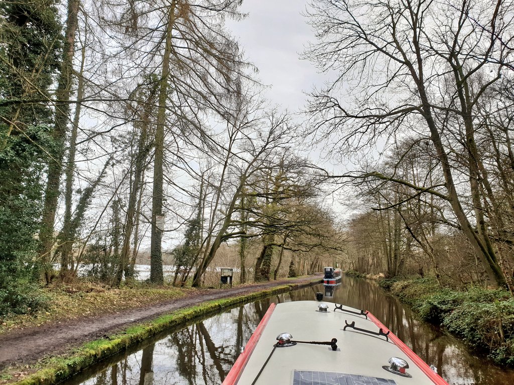 A wet day on the #LlangollenCanal 🌧️