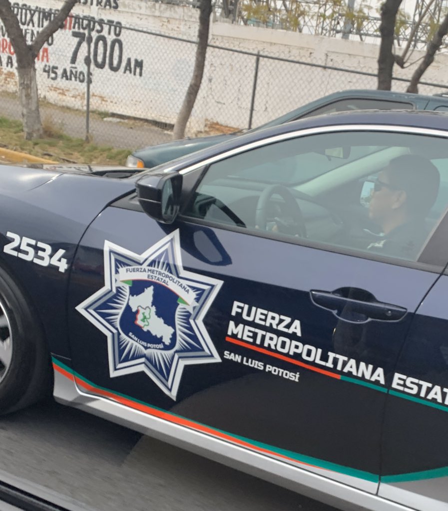 Charls_96's tweet photo. @SSP_SLP no está mal ir hablando por celular mientras se maneja? 🤔🤔🤔 https://t.co/2fmYKzNlzO
