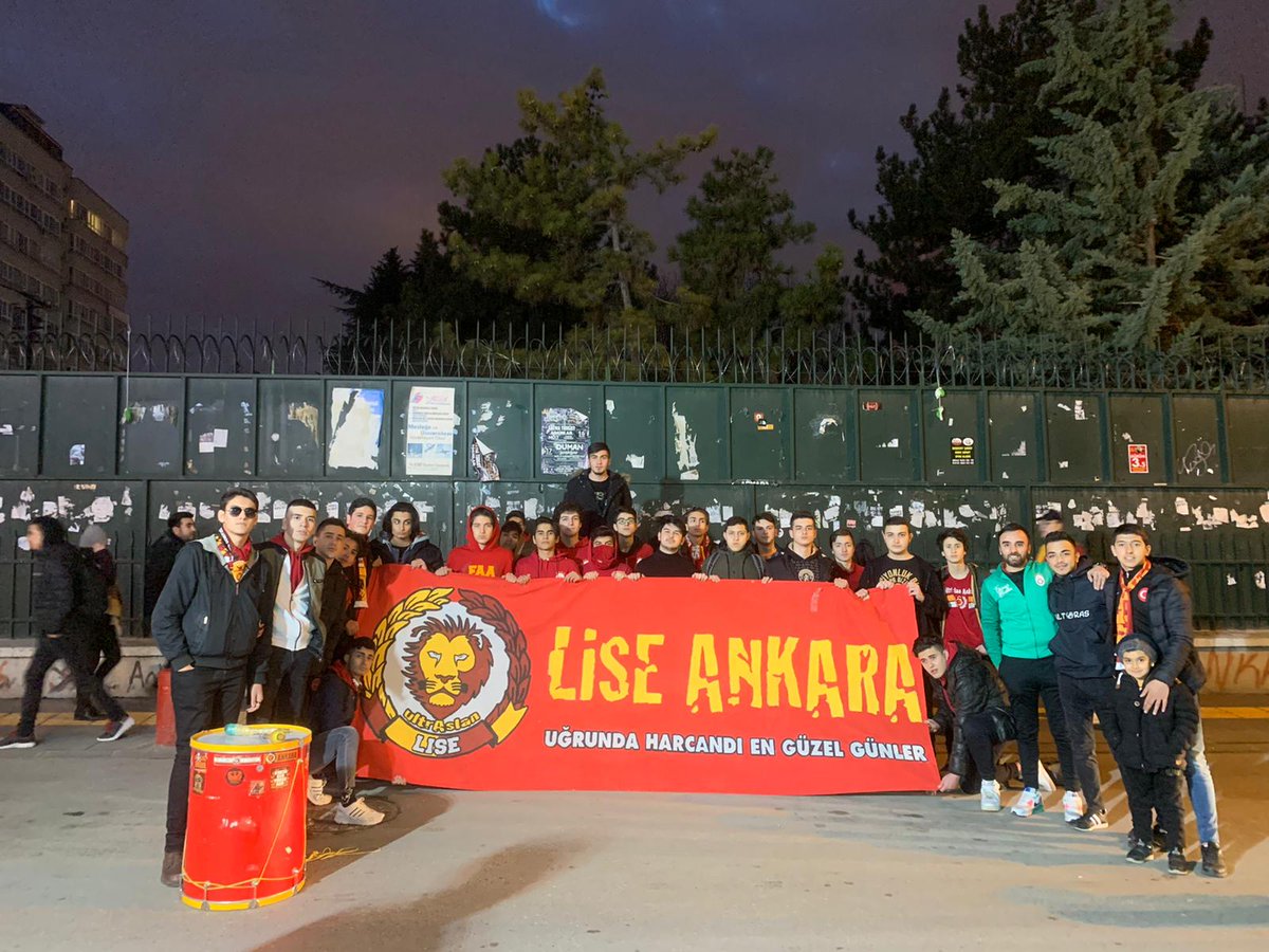 BU YOLUN SONU ŞAMPİYONLUK! Galatasarayımızın Kayserispor ile oynadığı maçı üyelerimiz ile birlikte Kalemiz Karanfil Sokak Söylentea Cafe'de bir araya gelerek omuz omuza izledik. #ultrAslanLISE #ultrAslanLiseAnkara