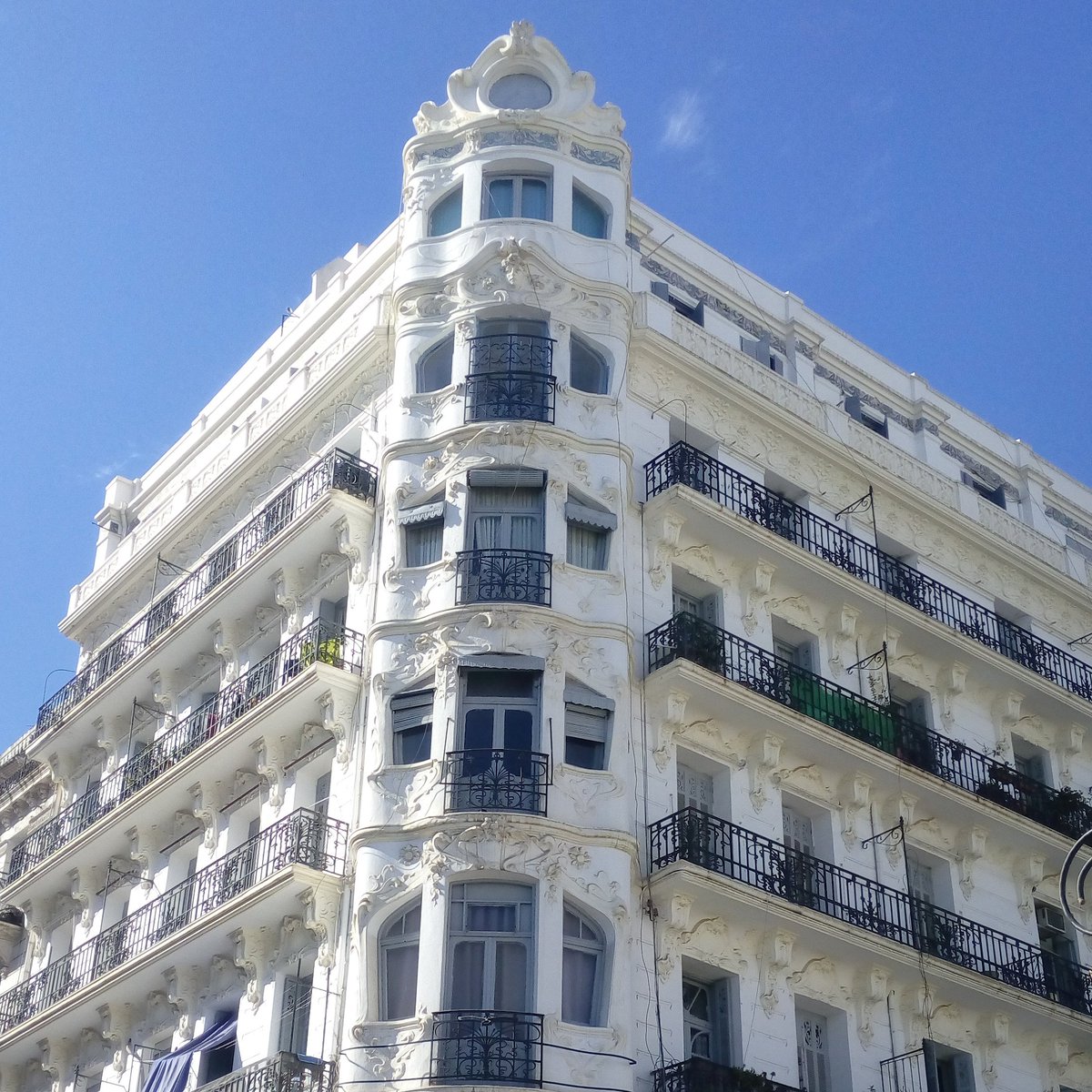 LiaArchitecture's tweet photo. Un traitement d'angle d'un immeuble colonial à Alger centre.
#architecture #architecte #archidz #Algérie #Alger #grandeposte https://t.co/FdlSe71urU