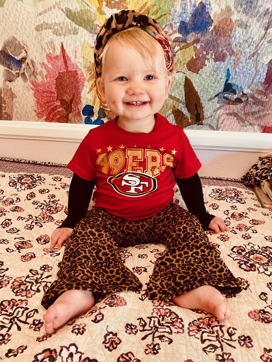 JessicaSimpson's tweet photo. Someone is ready for her first Super Bowl 🏈💚🏈 #BIRDIEMAE #SuperBowl2020 https://t.co/3AhQMlpcFW
