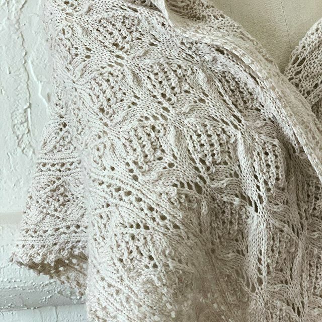 StephCat's tweet image. Just released! The Encelia shawl, in Cloudborn Highland fingering. #laceknitting #sunsetcatdesigns #laceshawl #shawlknitting ift.tt/2RQFT9L