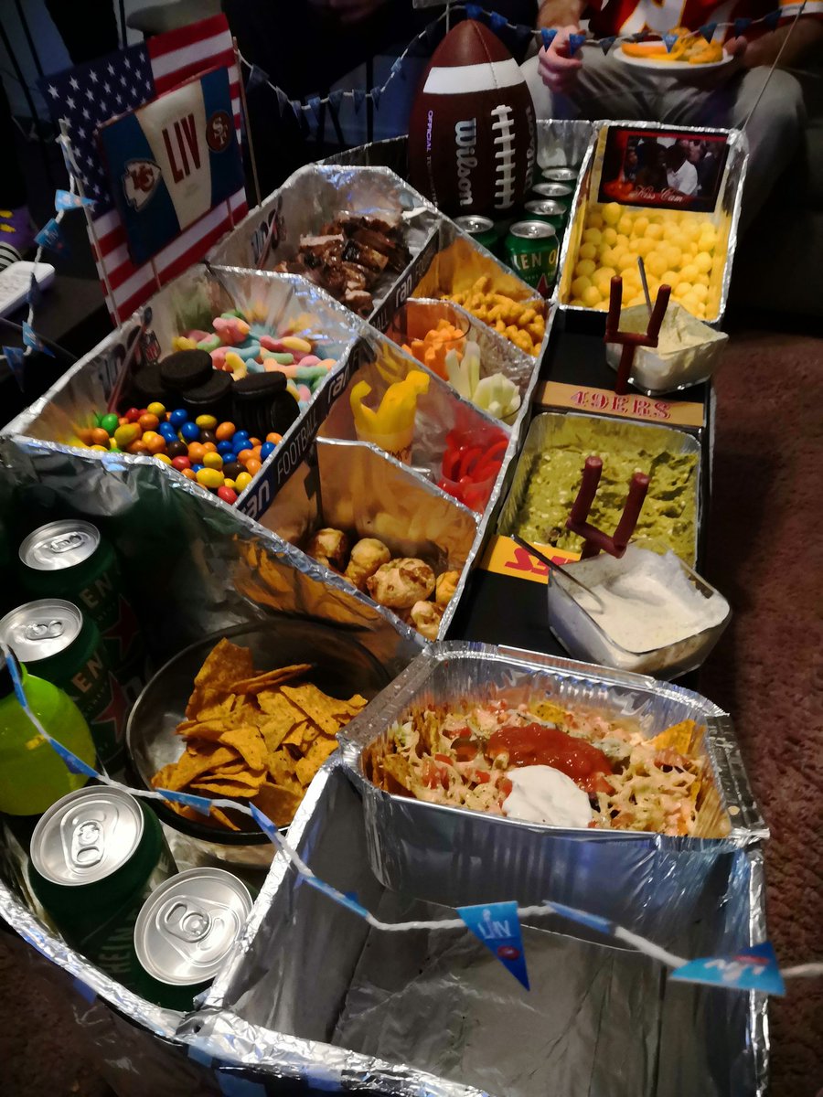 Arvizu27's tweet photo. #ranNFL #ranSB54 #Snackadium #SBLIV
Stadion gefüllt, Bier kühl gestellt, Montag frei- wir sind bereit! Auf einen geilen Superbowl!!! 🏈🏆🍗🍔🍖🌮 Football is Family❤️ Grüsse ans ganze ran-Team
@Icke41 @EsumePatrick @CSpengemann @RomanMotzkus @Tobbi_81 @volkerschenk26 @ransport https://t.co/x9XmhikN2h