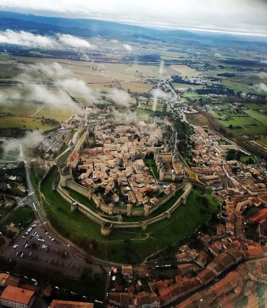 La Cité vue du ciel. Elle surgit d'entre les nuages avant d'atterrir sur l'Aéroport Sud de France Carcassonne. Première vision d'un voyage à remonter le temps...
<a href="/CarcaInfos/">Ville de Carcassonne</a> <a href="/Occitanie/">Région Occitanie</a> @TourismCarca <a href="/leCMN/">le CMN</a>