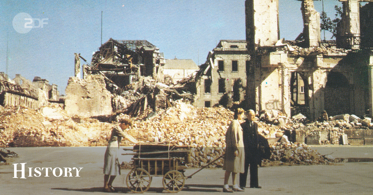 "ZDF-History: Das Ende - Die letzten 100 Tage des Zweiten Weltkriegs": Flüchtlinge mit ihrem Hab und Gut auf einem Bollerwagen, im Hintergrund Berliner Ruinen.