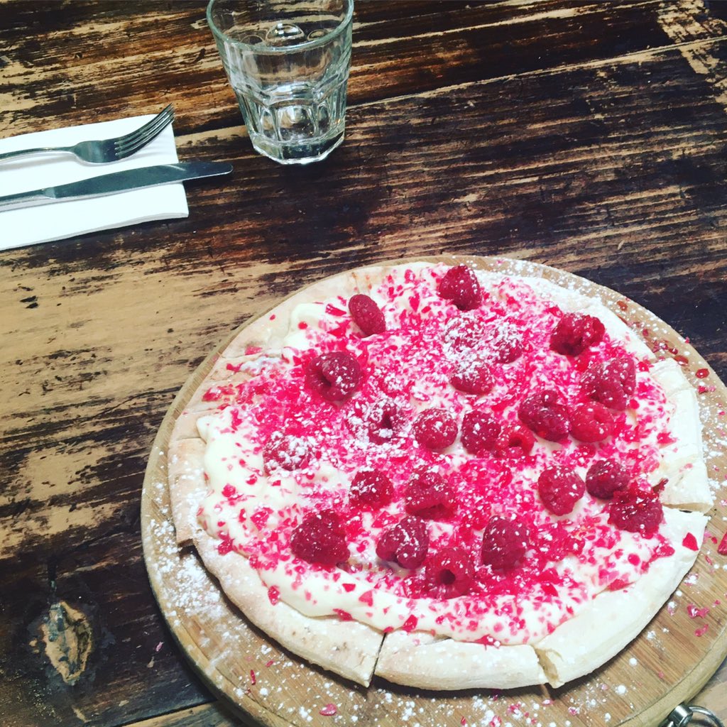 ForgeMenu's tweet image. #Ballarat will be the sweetest place during February thanks to @sovereignhill . This delicious ‘Raspberry Drop Pizza’, available daily, to celebrate National Raspberry Drop Day, 22 Feb! ❤️ Woodfired sweet pizza with creme patisserie, fresh raspberries and raspberry drop crumb🍭🍕