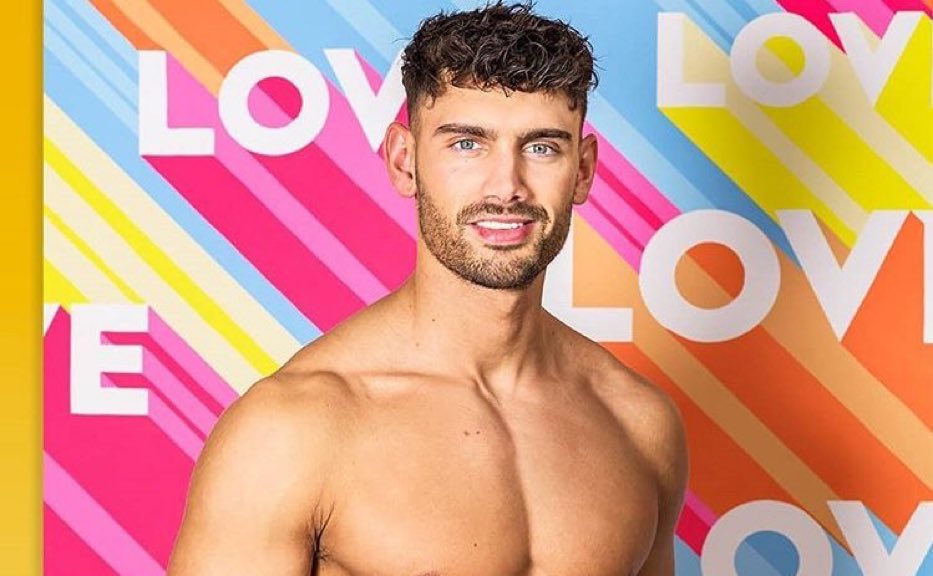 broken_hs16's tweet photo. Wallace deserved better cannot believe they chose Rebecca over him  #LoveIsland https://t.co/VmMwWZCnbm