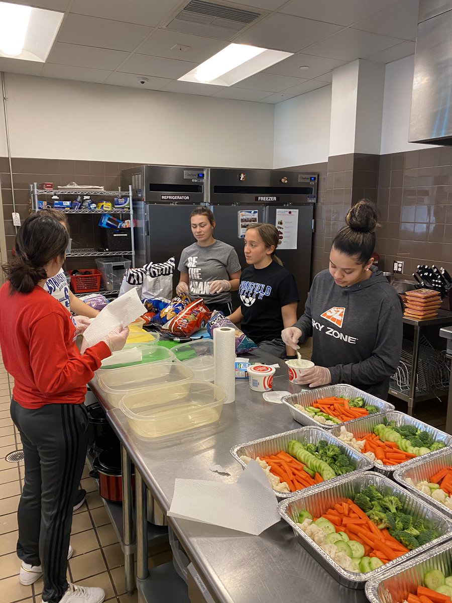 sls_super's tweet photo. Another Springfield High School AP Biology class serving Dinner at the Ronald McDonald House and on Super Bowl Sunday! Blue Devils giving back. @springfield_com @13abc @KristianBrown @saskoback @shs_hsprincipal https://t.co/O5t2FG2wH4