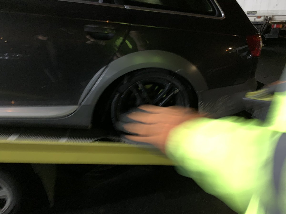 Wenn dir einfach nachts der Reifen auf der Autobahn platzt 😅