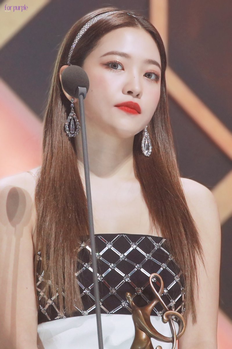 33/366i... idk i’m kinda weird,, but i’m good! i think, maybe, idk sjsjs. not a lot to update with lix because he’s on tour •~• yeri uploaded a cover today!!! it’s sO good!! truly amazing really her vocals are so relaxing and beautiful and i never ever want her to stop singing
