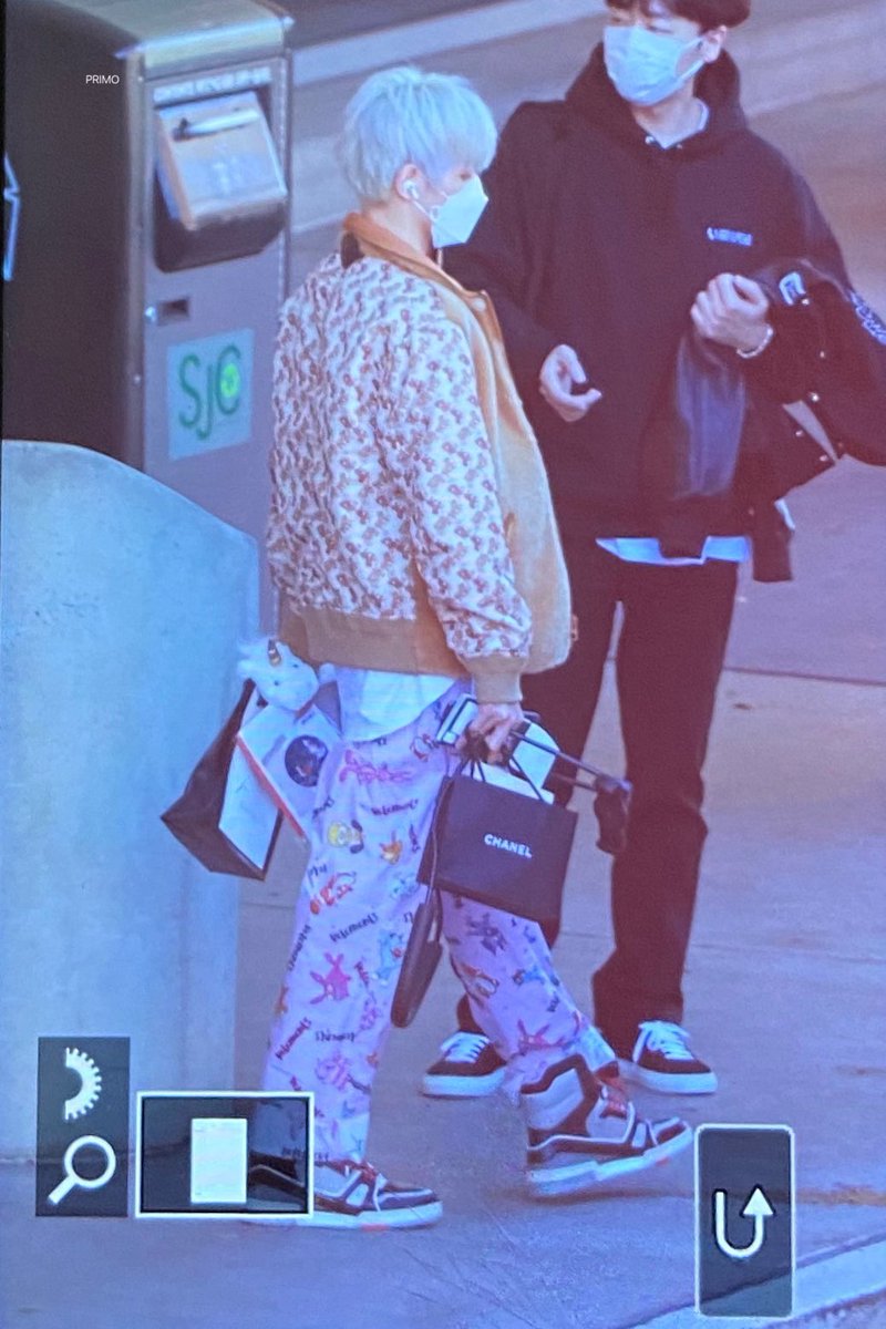 TYCLUB0701's tweet photo. 태용이 손에 모야???? 유니콘??????? https://t.co/kWUa2KtAVo