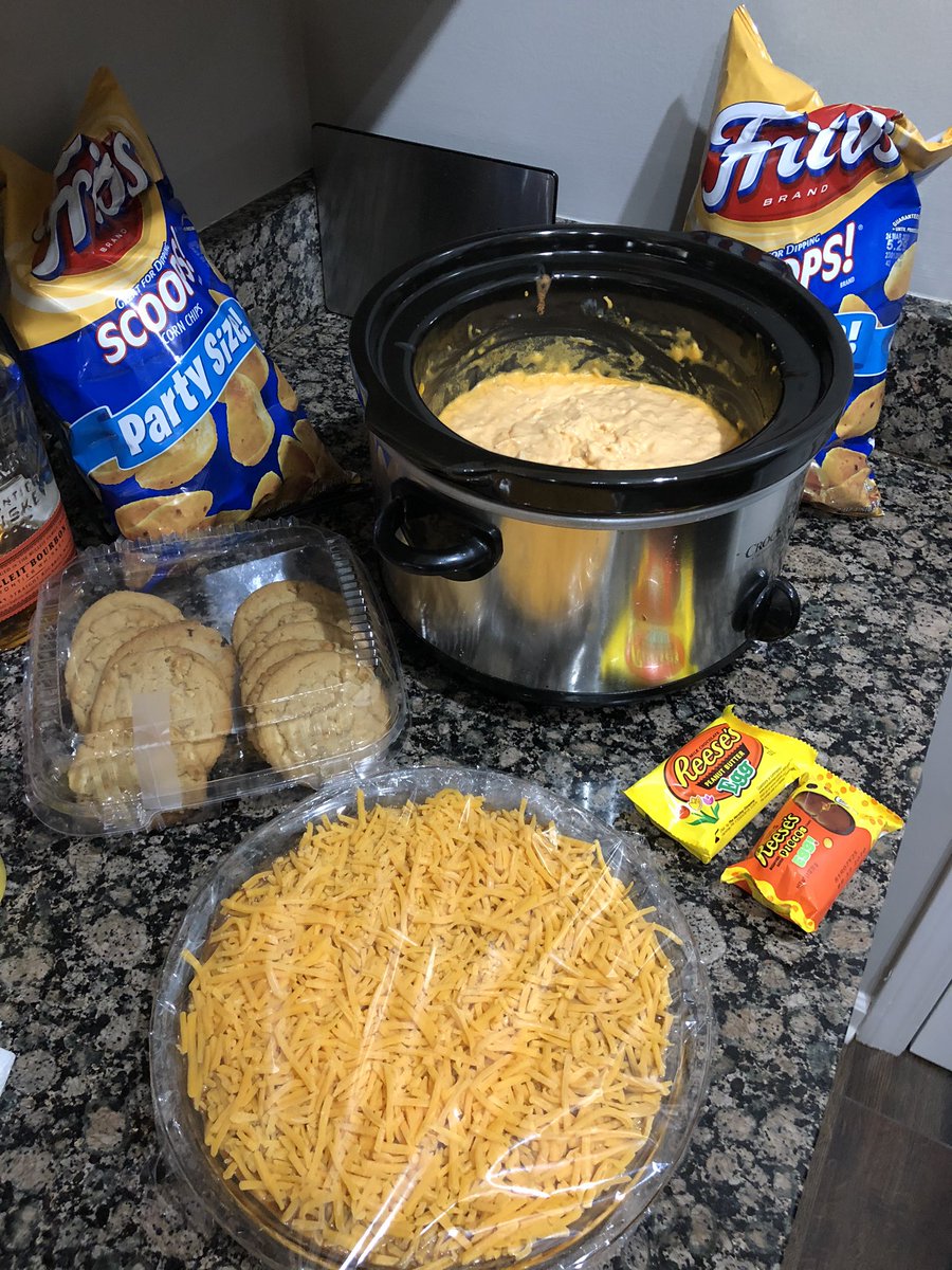 Pcunn15's tweet photo. @Cojax11 Call me Freak Nasty because I got Da Dip #WhenIDipYouDipWeDip #BuffaloChickenDip #ChiliCheeseDip https://t.co/3vHGqYQgS6