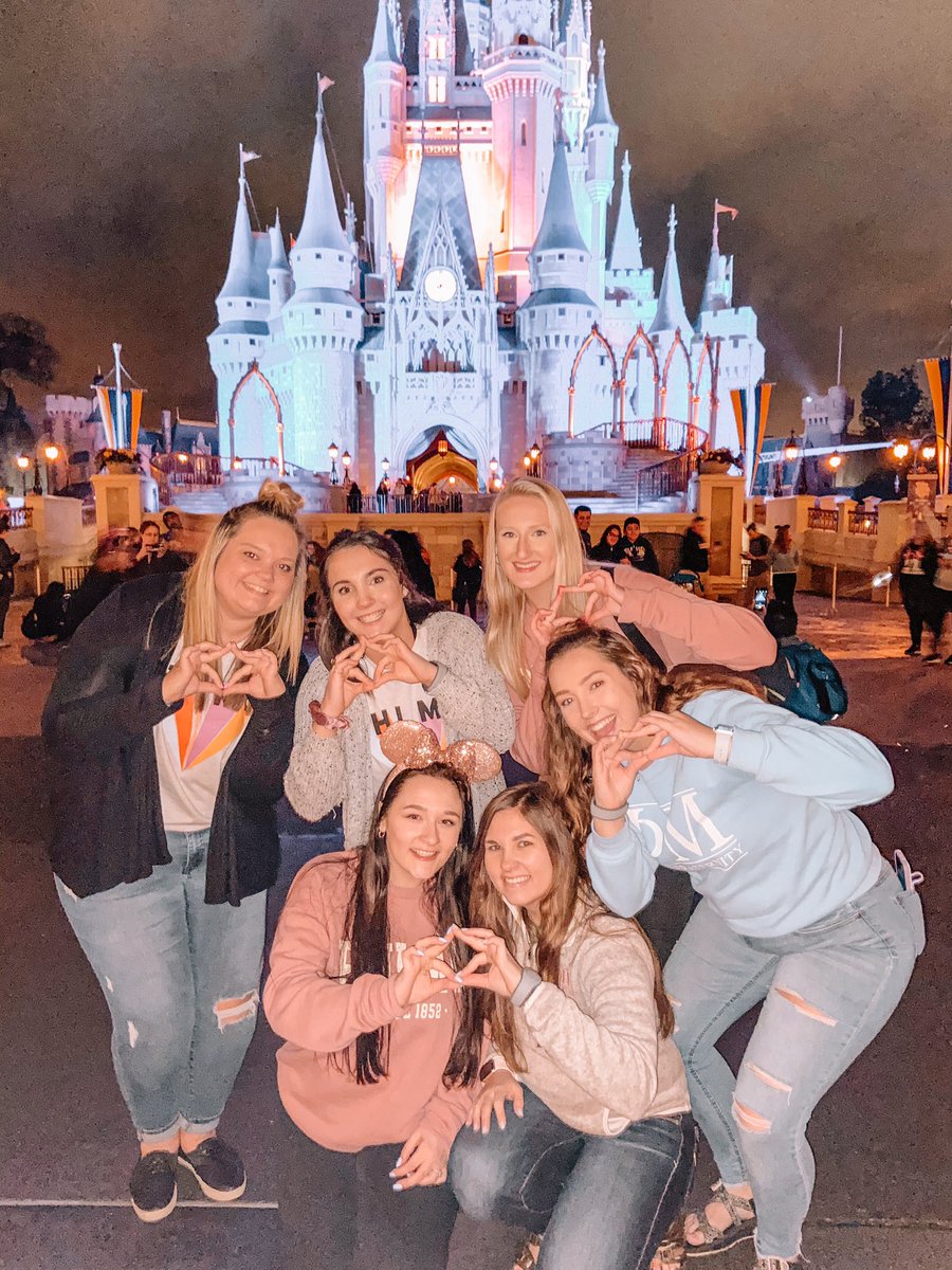 PhiMuBSU's tweet photo. six members of our exec spent the weekend in disney world for phi mu officer academy !! we can’t wait to hear about everything they learned and implement it into our chapter ♥♥ https://t.co/VBubfRloBY