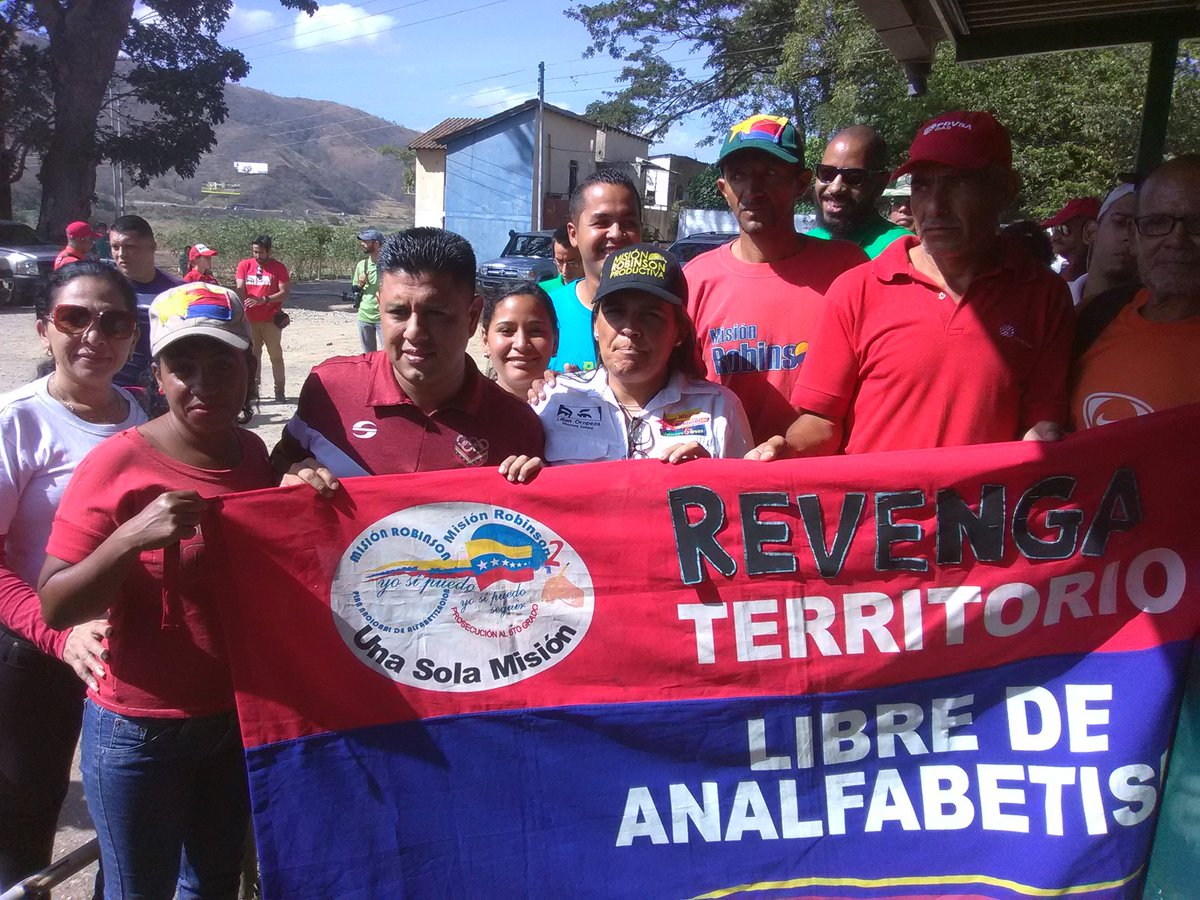 #21AñosDeRevolucionVictoriosa 
#MisionRobinson leales al legado de nuestro gigante #Chavez con la claridad de la ruta a tomar para derrotar al Imperio, alfabetizar y producir.