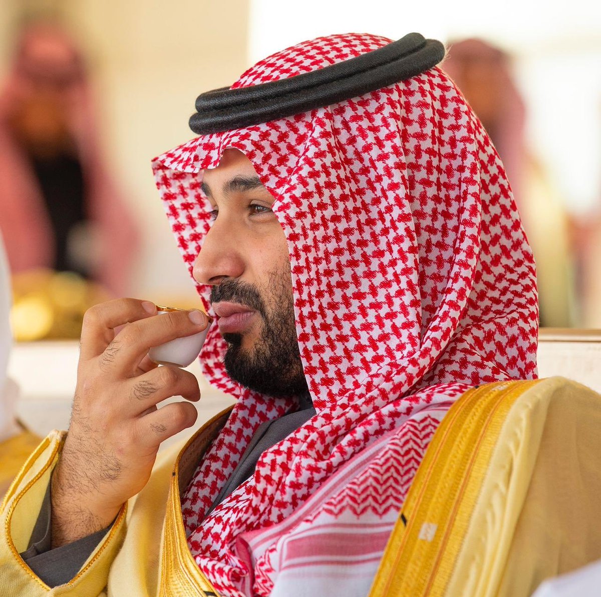 محمد بن سلمان يشرب قهوة