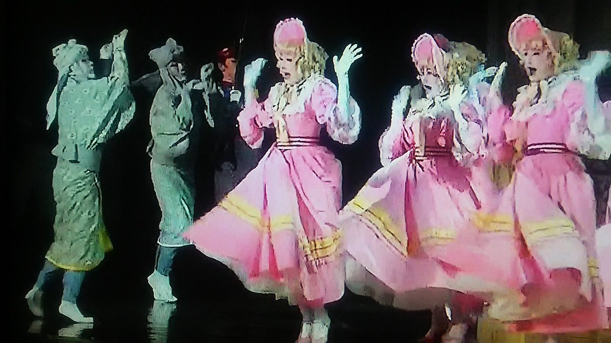 Twitter पर 枝 ネズミに教われた人形達 フランス人形も三人官女も五月人形に助けられて お内裏さまは追い出されるの図 和風と洋風の 違い