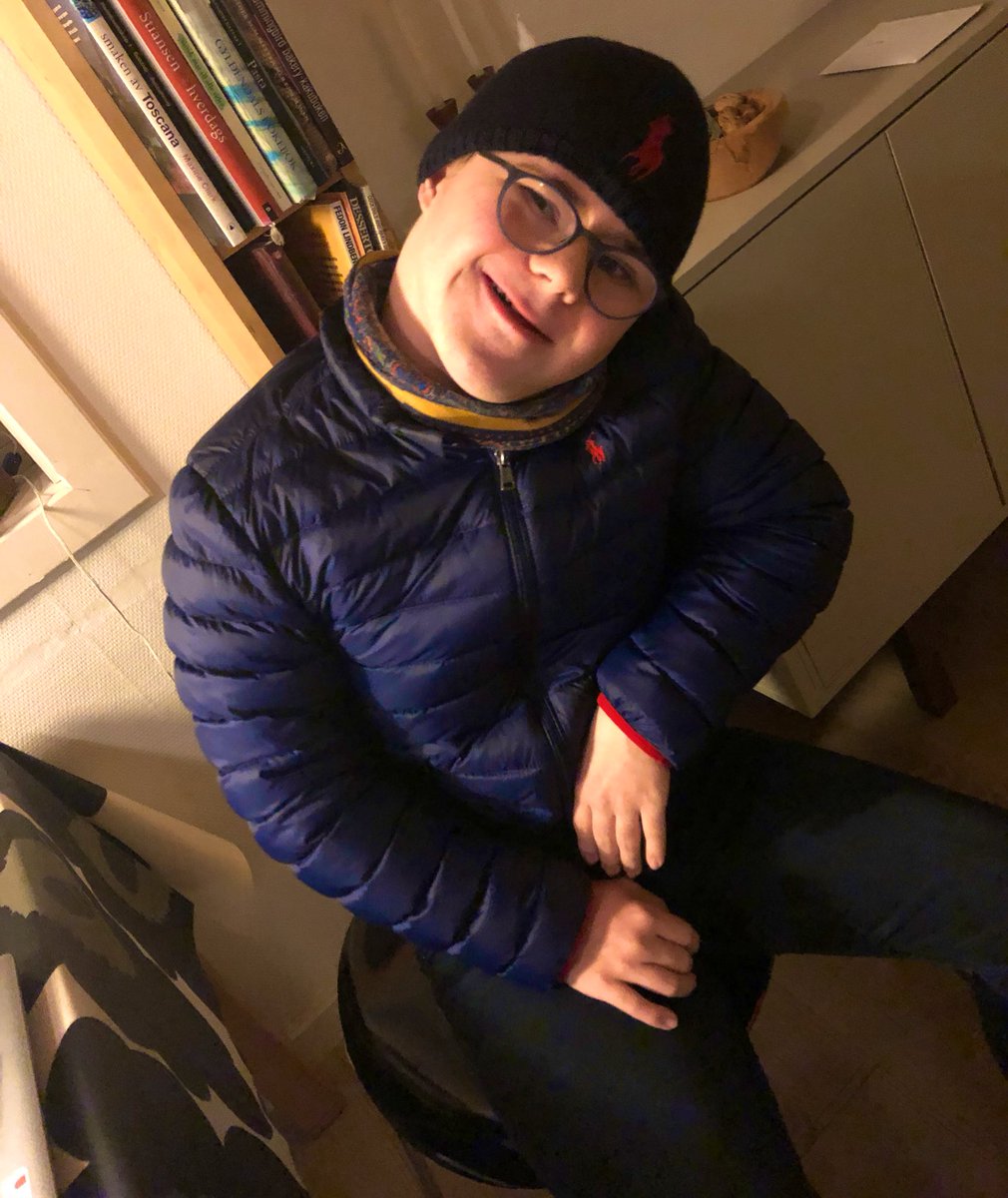 elinestien's tweet photo. Sønnen min har #merkeklær. I 17 år har jeg vært opptatt av hvordan han fremstår. Jeg har sett altfor mange psyk utviklingshemmede som har vært shabby kledd, fett hår og ustelt. Fredrik skal føle at han er fin💙 #verdighet #downssyndrom https://t.co/5QovlZrQVy