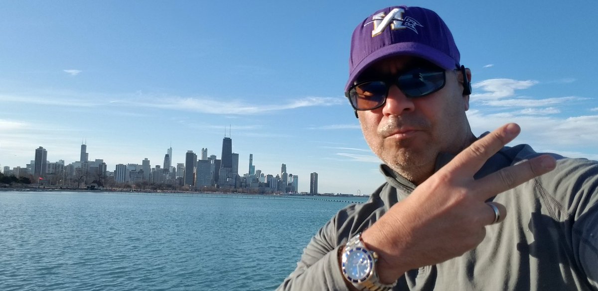 DennisCGarcia's tweet photo. #OldDaddy had a strong 8 mile pre-Super Bowl run + 400 incline pushups on a beautiful Sunday in the #WindyCity.
#NoMoreDadsBody
#NoMoreLawyersBody
#NoPainNoGain
#MoreMuscleLessFat
#RolexSubmariner https://t.co/ZUQUZBKrox