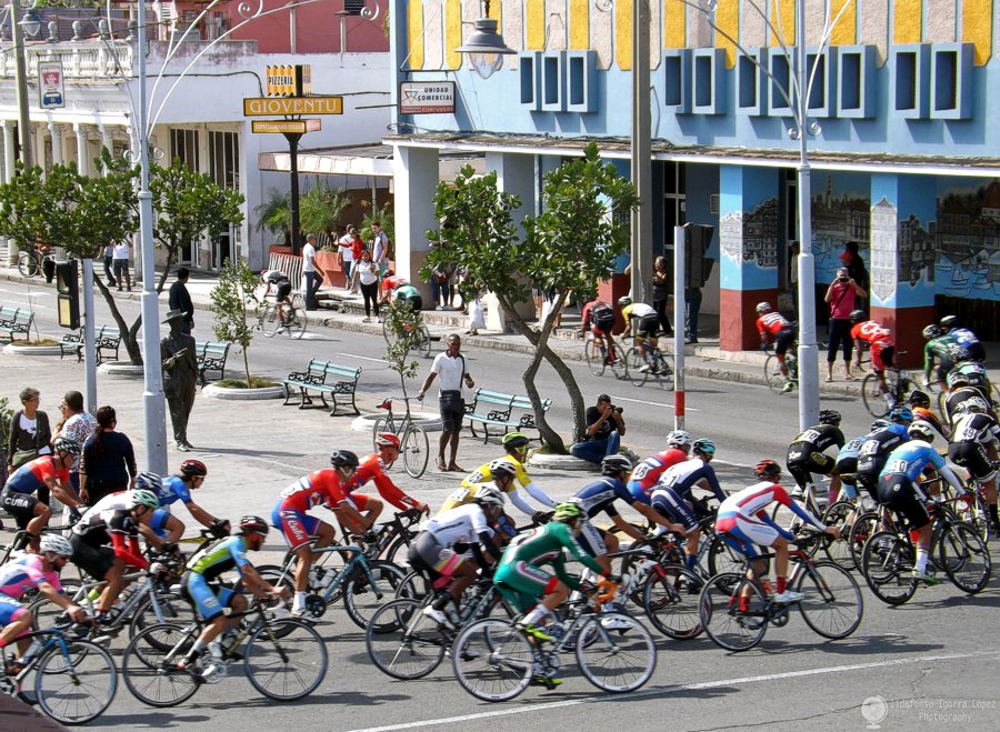 #VueltaCiclística "Reinier Jiménez in Memoriam" 2020 en el Paseo del #Prado de #Cienfuegos, #Cuba. / Foto: Ildefonso Igorra López #ciclismo #ciclistas #pedalistas #carrera #deporte #ciclos #velocidad <a href="/stormcaptain/">Capitan Tormenta</a> <a href="/juliogranma/">Julio Martínez Molina</a> <a href="/LeiaDCienfuegos/">Leyaní Díaz</a> <a href="/magadcienfuegos/">Maga</a> <a href="/Eidita/">Mercedes Caro Nodarse</a>
