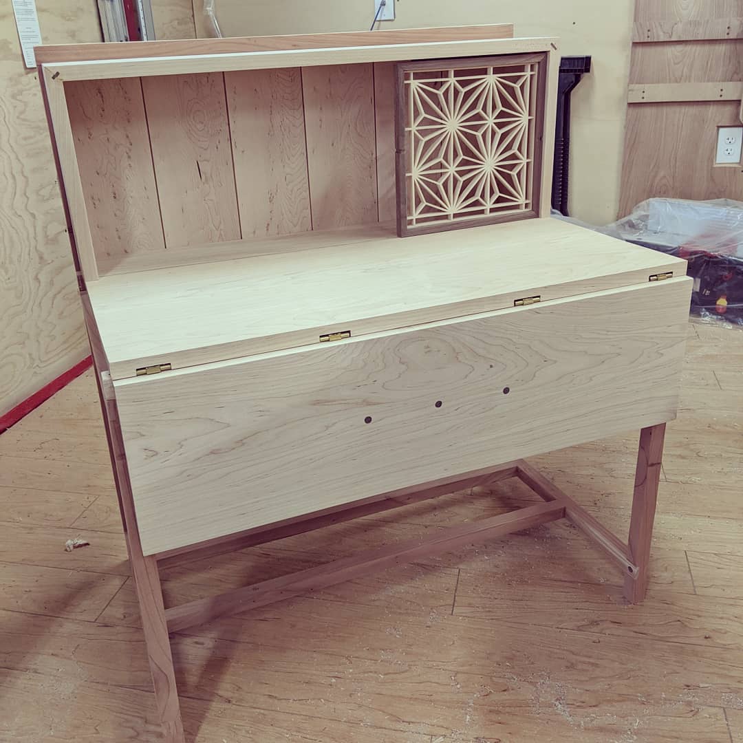 PhongDacBiet's tweet photo. We are nearing the finish line!
#woodworking #japanesewoodworking #kumiko #weekendwarrior #dropleaftable #walnut #maple #basswood #redwood https://t.co/Kxc3cMXGfH