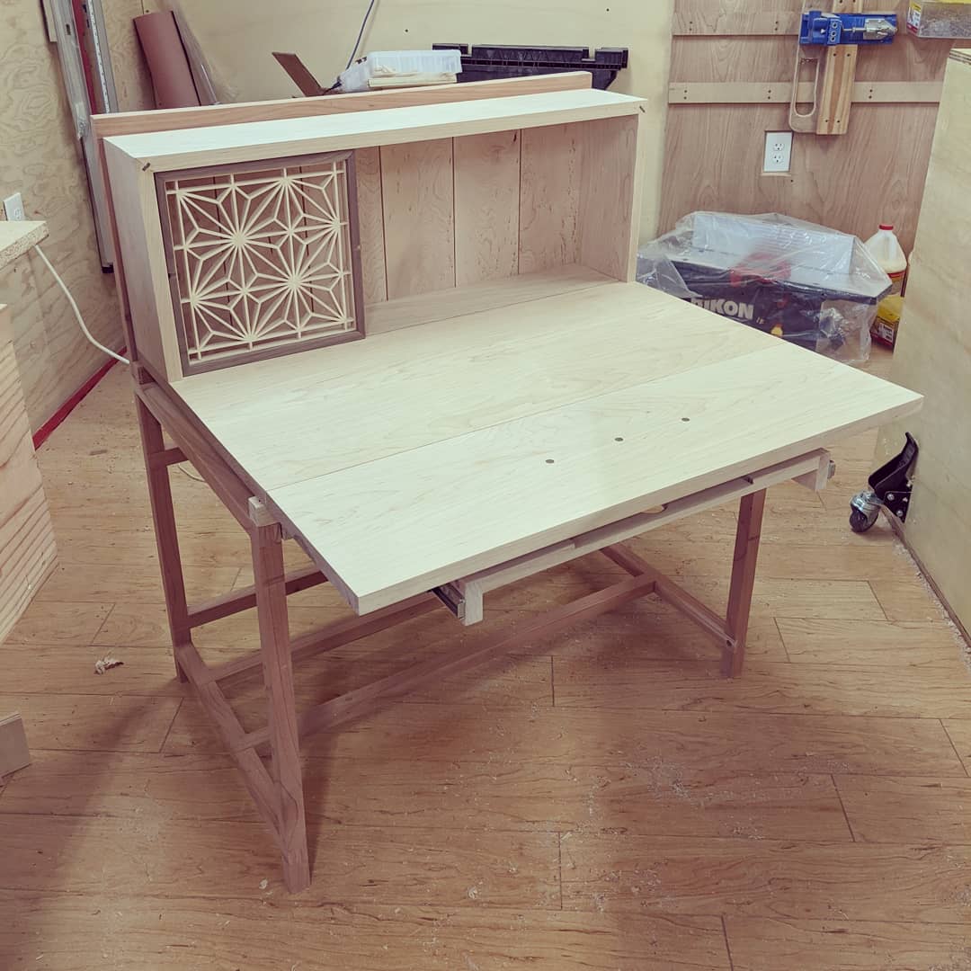 PhongDacBiet's tweet photo. We are nearing the finish line!
#woodworking #japanesewoodworking #kumiko #weekendwarrior #dropleaftable #walnut #maple #basswood #redwood https://t.co/Kxc3cMXGfH
