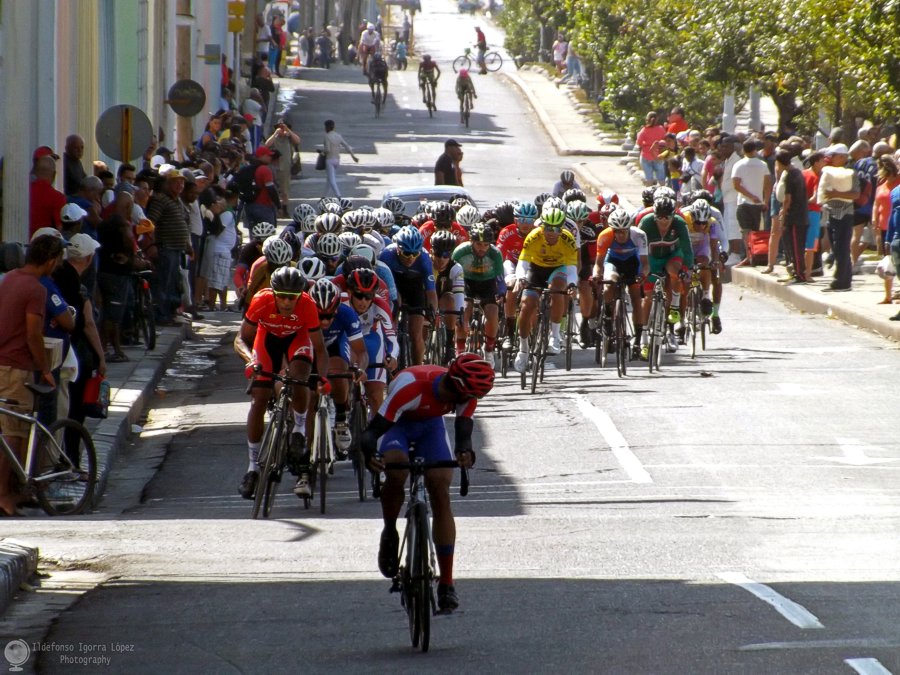 #VueltaCiclística "Reinier Jiménez in Memoriam" 2020 en el Paseo del #Prado de #Cienfuegos, #Cuba. / Foto: Ildefonso Igorra López #ciclismo #ciclistas #pedalistas #carrera #deporte #ciclos #velocidad <a href="/stormcaptain/">Capitan Tormenta</a> <a href="/juliogranma/">Julio Martínez Molina</a> <a href="/LeiaDCienfuegos/">Leyaní Díaz</a> <a href="/magadcienfuegos/">Maga</a> <a href="/Eidita/">Mercedes Caro Nodarse</a>