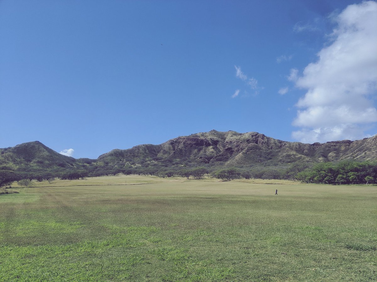 View of the Diamond Head volcano edges from inside the crater
