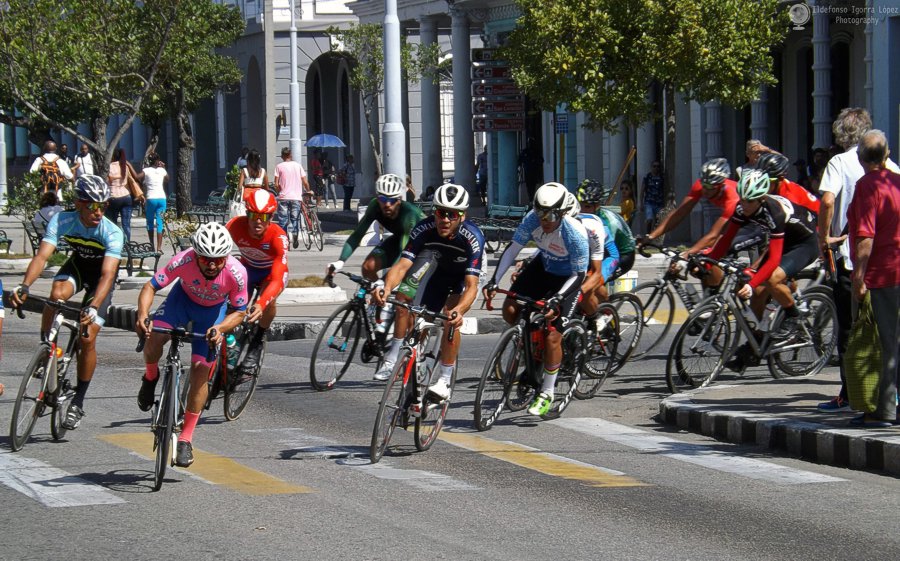 #VueltaCiclística "Reinier Jiménez in Memoriam" 2020 en el Paseo del #Prado de #Cienfuegos, #Cuba. / Foto: Ildefonso Igorra López #ciclismo #ciclistas #pedalistas #carrera #deporte #ciclos #velocidad <a href="/stormcaptain/">Capitan Tormenta</a> <a href="/juliogranma/">Julio Martínez Molina</a> <a href="/LeiaDCienfuegos/">Leyaní Díaz</a> <a href="/magadcienfuegos/">Maga</a> <a href="/Eidita/">Mercedes Caro Nodarse</a> <a href="/ttjerez/">Tay Toscano Jerez</a>