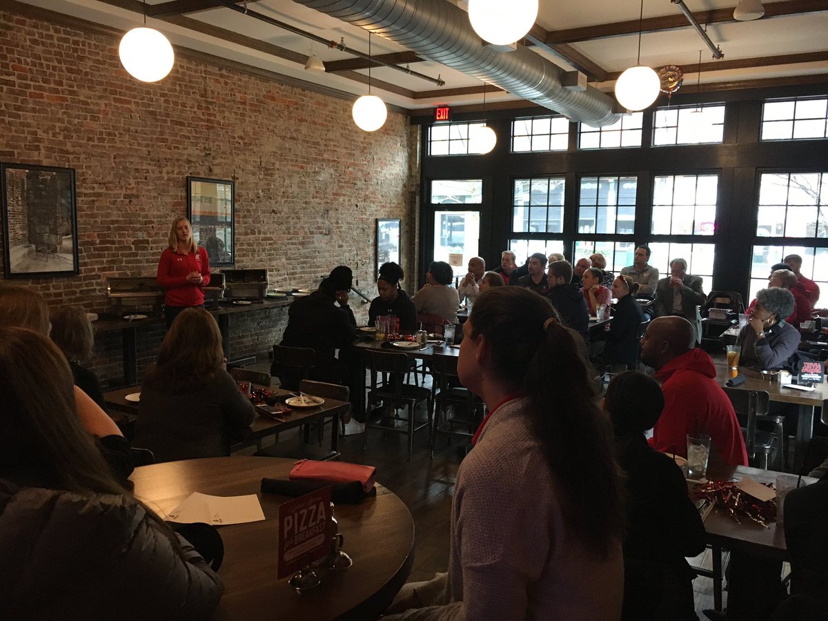 GovsSAAC's tweet photo. Huge thank you to every one who came to Strawberry Alley for the Hoops for Heroes luncheon honoring our student veteran, Zach Martinez. Also, big thank you to Coach @mfigger and Coach @DavidMidlick1 for speaking!🎩🇺🇸 https://t.co/S8MH90D0Gd