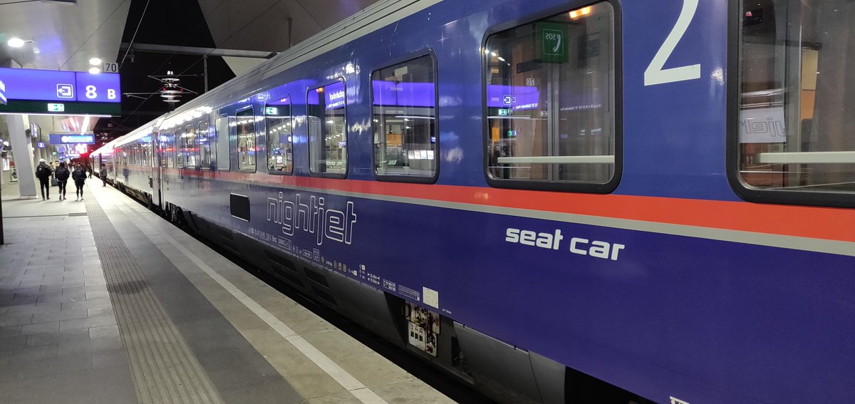 metropole_vie's tweet photo. 🚅🌌 Tonight, two Metropolitans take the sleeper train to ... where do you think?
🚂 If you get it right, you can win a souvenir from this European metropolis.
😎 Read all about the train, the trip and the night in our upcoming spring issue.
#TrainPride
@unsereOEBB https://t.co/tPenxODP5P