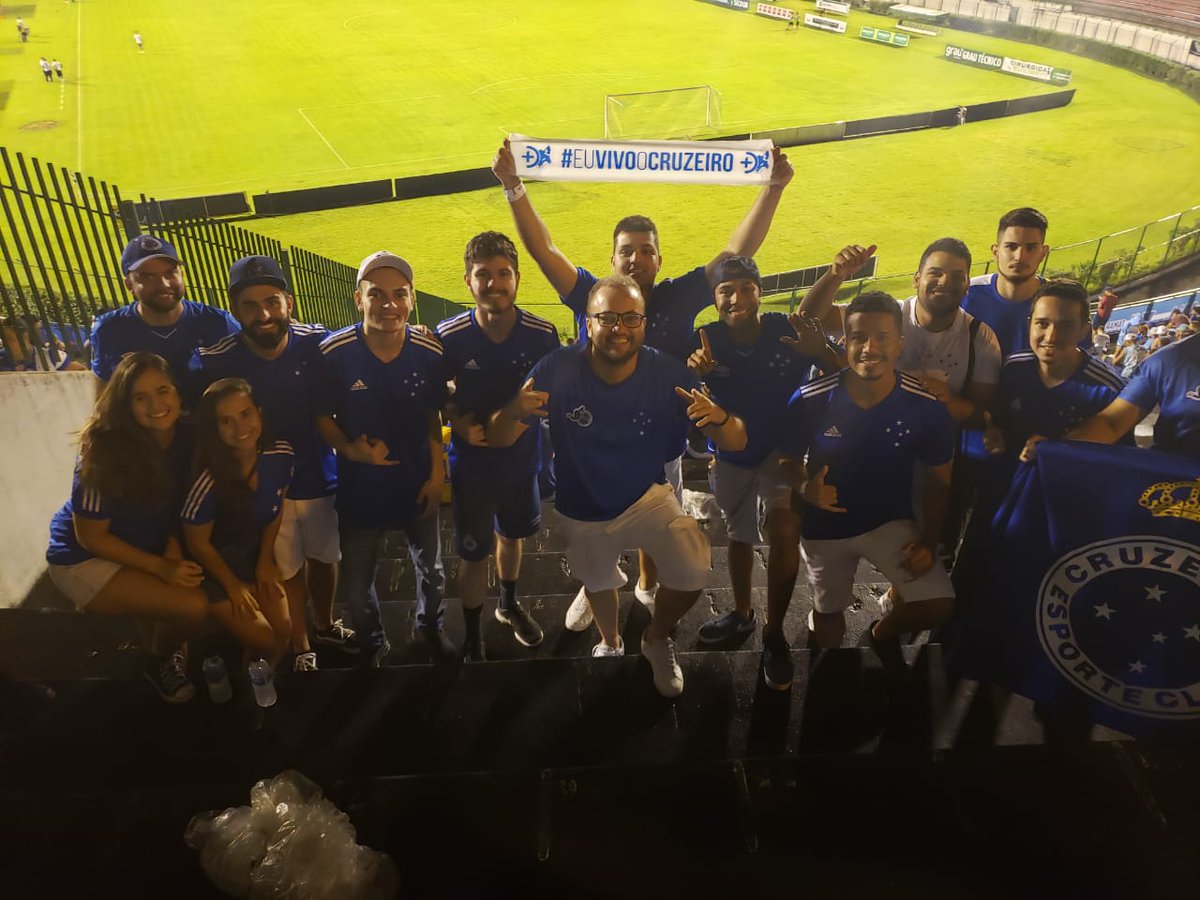 Cruzeiro's tweet photo. Torcida no estádio e fora dele. Assim são os @RedutosCelestes espalhados pelo planeta. Hoje, com a galera da @JFZeiros que está no estádio nos apoiando e com a galera do @TorcidaAzzurra, da cidade de Piumhi-MG! 🔵⚪️🦊 https://t.co/GzuoJzKYDj